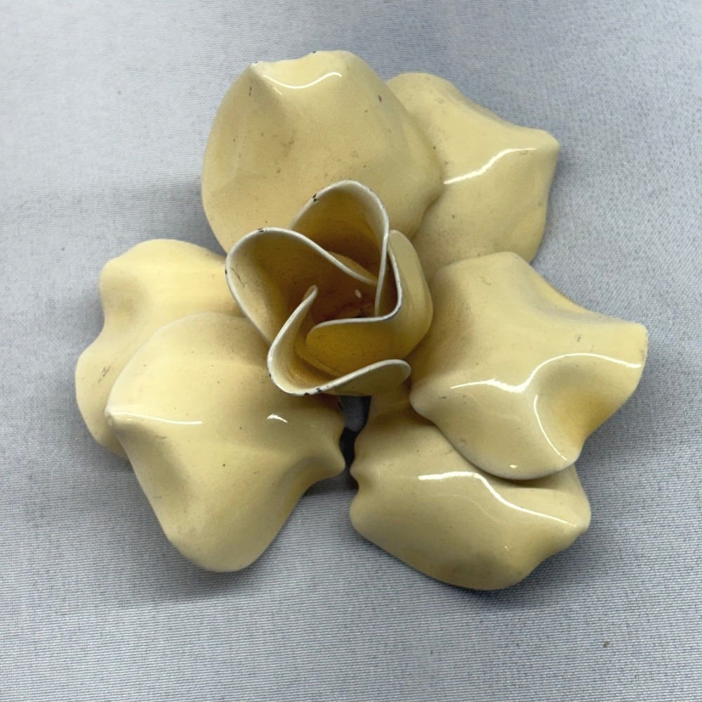 Vintage Flower Brooch Women OS Yellow Good Enamel Petal Mid Century Costume
